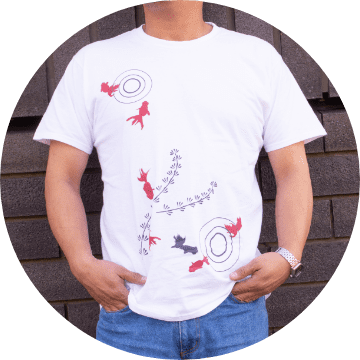 写真:ジャパニーズスタンダードのTシャツを男性モデルが着たイメージ