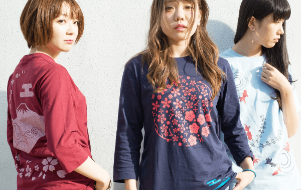 写真:ジャパニーズスタンダードのTシャツを女性モデルが着たイメージ