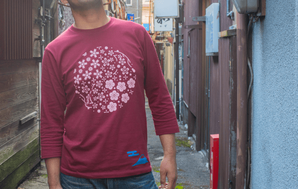 写真:ジャパニーズスタンダードのTシャツを男性モデルが着たイメージ