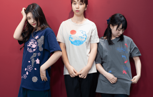 写真:ジャパニーズスタンダードのTシャツを女性モデルが着たイメージ